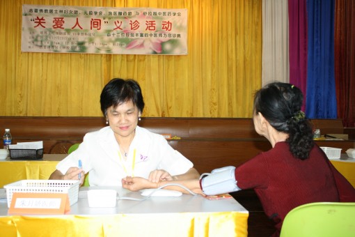 朱月娇医师正用心在为病人看诊。