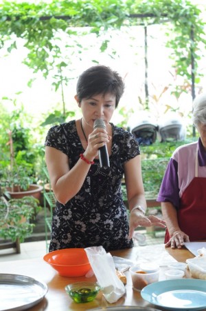 团长郭秋贤正在示范五色蔬果的做法。