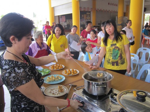 讲解食谱的用料及做法。