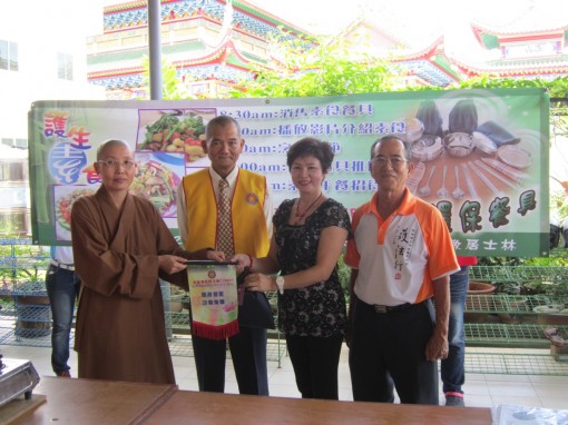 释惟智法师赠送记念品于古晋居士林妇女团团长郭秋贤, 与美里佛教居士林会长杨惠生居士(左二)合照。