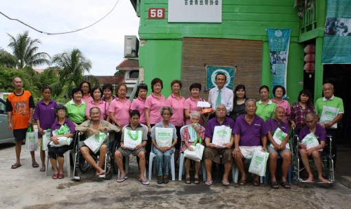 爱心之家管委会主席刘俊成移交感谢信于妇女团团长郭秋贤及 合照