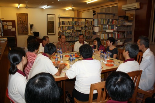 理事们于柔佛佛教会交流及合照留念。