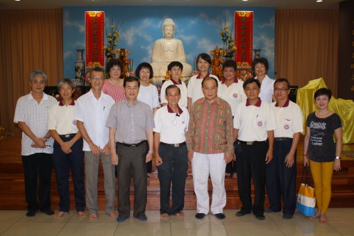 理事们于柔佛佛教会交流及合照留念。
