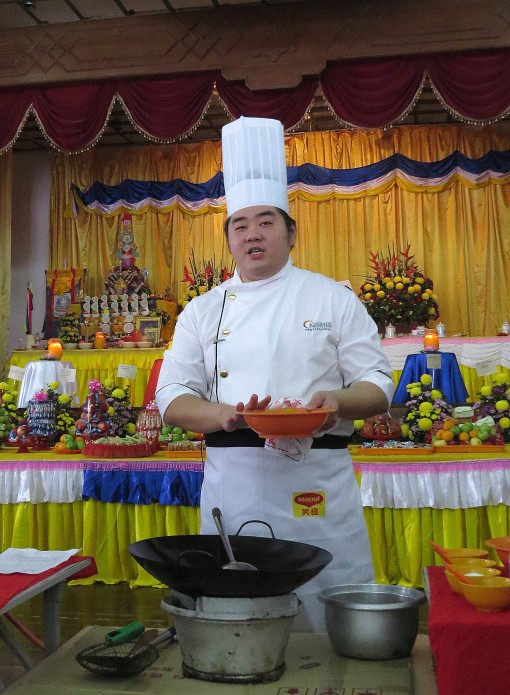 郑顺庆为公众示范了其中1道素食烹饪料理